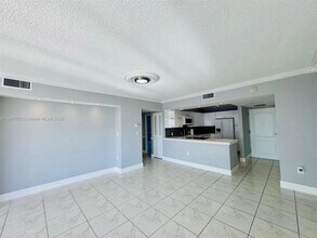 3625 N Country Club Dr in Aventura, FL - Building Photo - Building Photo
