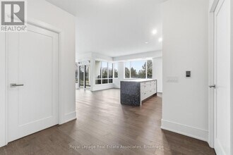 259 The Kingsway in Toronto, ON - Building Photo - Building Photo