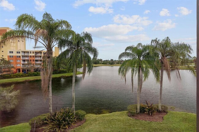 16401 Golf Club Rd, Unit 305 in Weston, FL - Building Photo - Building Photo
