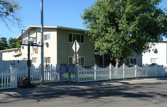 3362 Lerwick Rd in Sacramento, CA - Foto de edificio - Building Photo