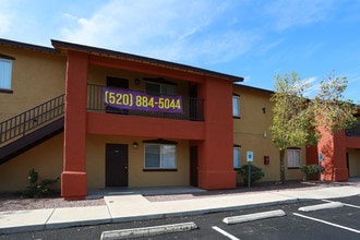 Stonewood Apartment Homes in Tucson, AZ - Building Photo - Building Photo