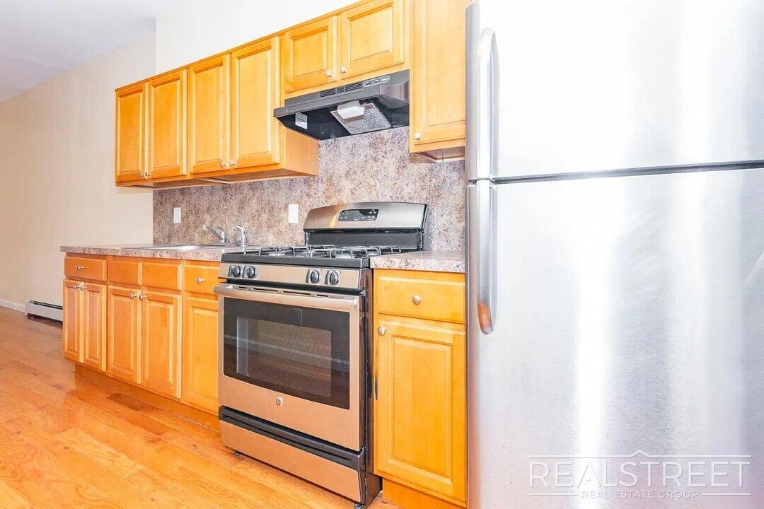 ? Spacious 2 Bedroom Apartment in Bushwick ? in Brooklyn, NY - Building Photo