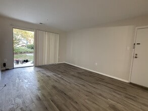 7908 Pearlbush Dr, Unit 104 in Gaithersburg, MD - Foto de edificio - Building Photo