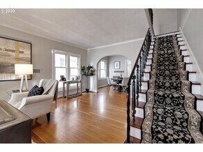 2931 SE Hawthorne Blvd in Portland, OR - Building Photo - Building Photo