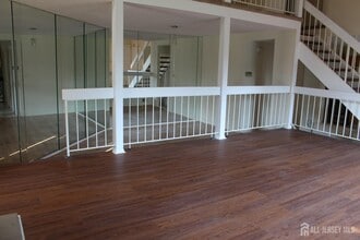 157 Westgate Dr in Edison, NJ - Building Photo - Building Photo