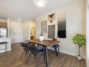 Momentum at First Creek in Denver, CO - Foto de edificio - Building Photo