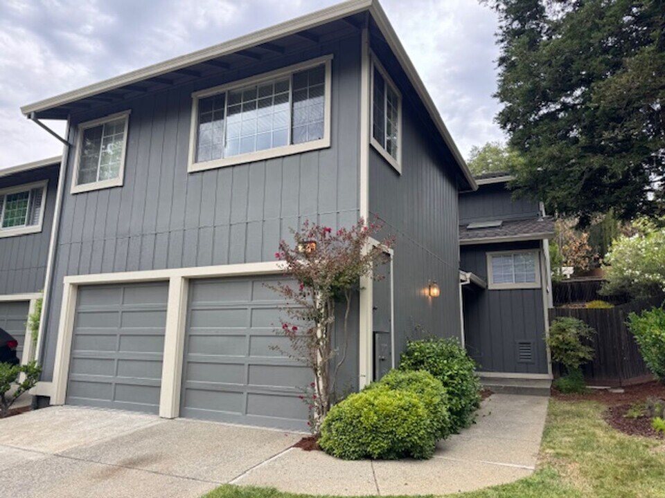 244 Hillcrest Ct in Pleasant Hill, CA - Building Photo