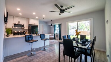 1322 Meadow Knoll Dr in San Antonio, TX - Building Photo - Building Photo