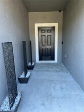 9627 Pembrooke Pines Dr in Sun City Center, FL - Foto de edificio - Building Photo
