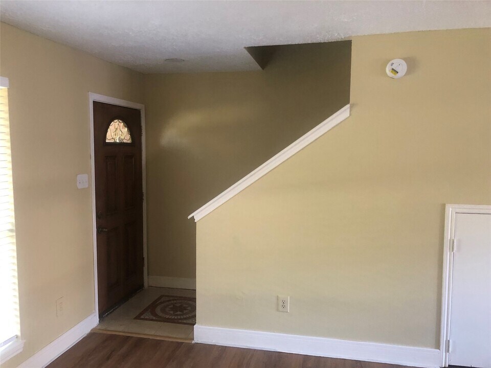 9308 Westwood Village Dr in Houston, TX - Building Photo