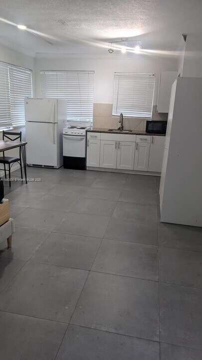2822 Pine Tree Dr in Miami Beach, FL - Building Photo