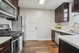 Hollypark Knolls Apartments in Inglewood, CA - Foto de edificio - Building Photo