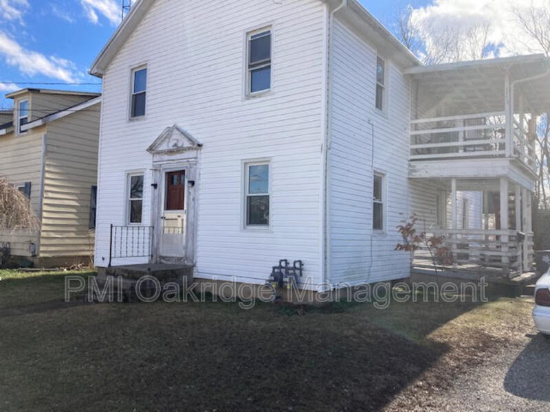 906 Race Dr in Troy, OH - Building Photo