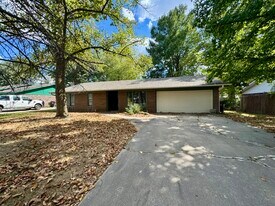 205 E Henson Ave in Springdale, AR - Building Photo