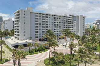Royal Atlantic Condo in Miami Beach, FL - Foto de edificio - Building Photo