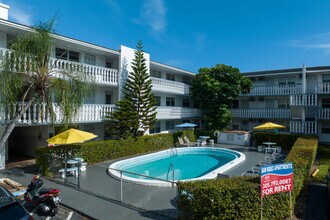 Sans Souci Tennis Apartments in North Miami, FL - Building Photo - Building Photo