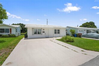 142 NW 10th Ct in Boynton Beach, FL - Building Photo - Building Photo