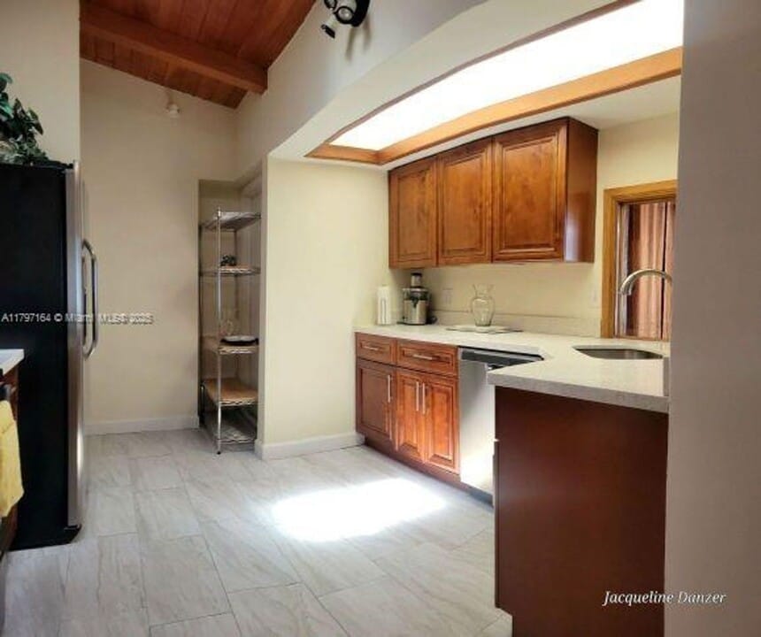 2241 NE 38th St in Lighthouse Point, FL - Building Photo