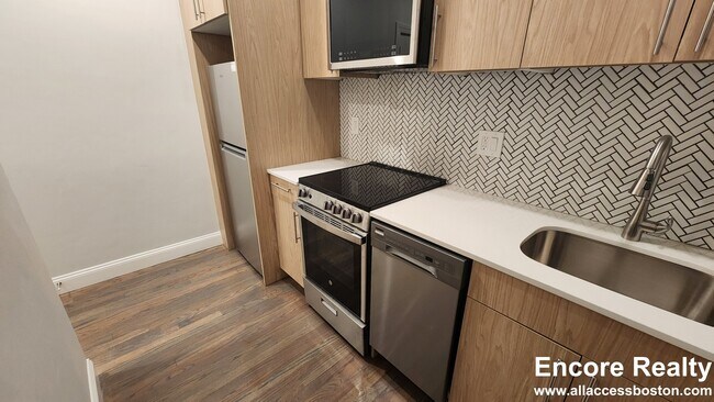 112 Park St, Unit 43 in Boston, MA - Foto de edificio - Building Photo