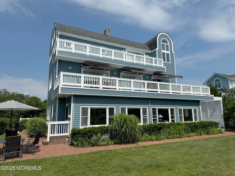 5 Beacon Blvd in Sea Girt, NJ - Building Photo