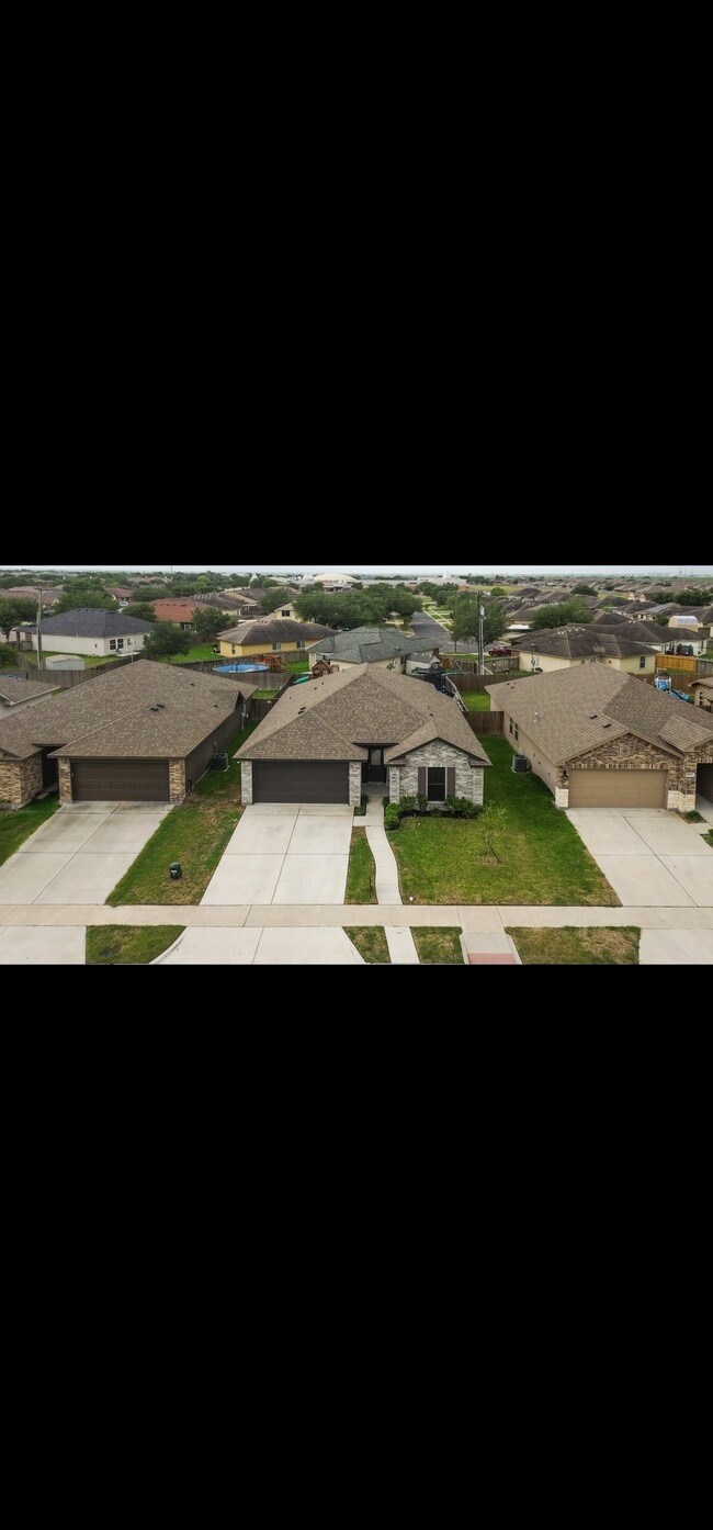 9505 English Oak Dr in Corpus Christi, TX - Building Photo - Building Photo