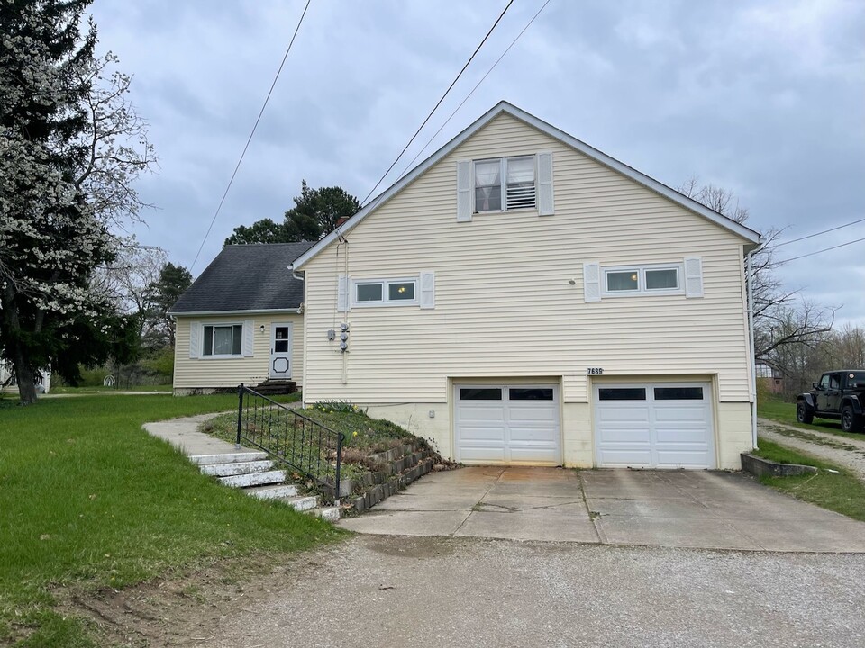 7689 Albion Rd in North Royalton, OH - Foto de edificio
