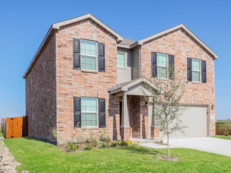 2413 Arbutus Dr in Forney, TX - Foto de edificio