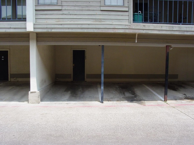 9611 Walnut St, Unit Wingate Condominiums in Dallas, TX - Building Photo - Building Photo