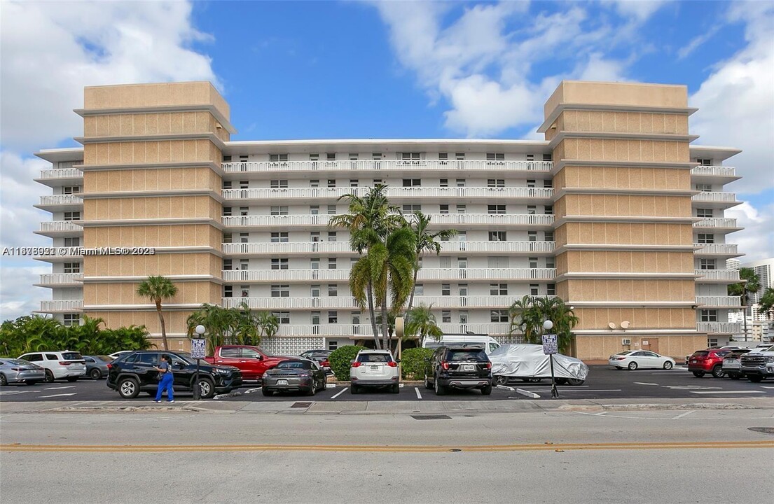 410 Golden Isles Dr in Hallandale Beach, FL - Foto de edificio