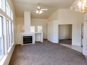 2327 E Goshen Ave in Fresno, CA - Building Photo - Building Photo