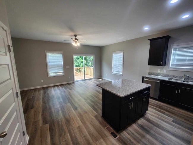 421 College St in Portland, TN - Foto de edificio - Building Photo