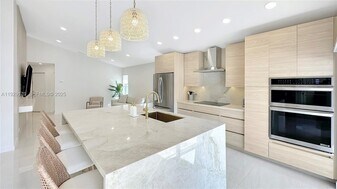 600 Stanton Dr in Weston, FL - Building Photo