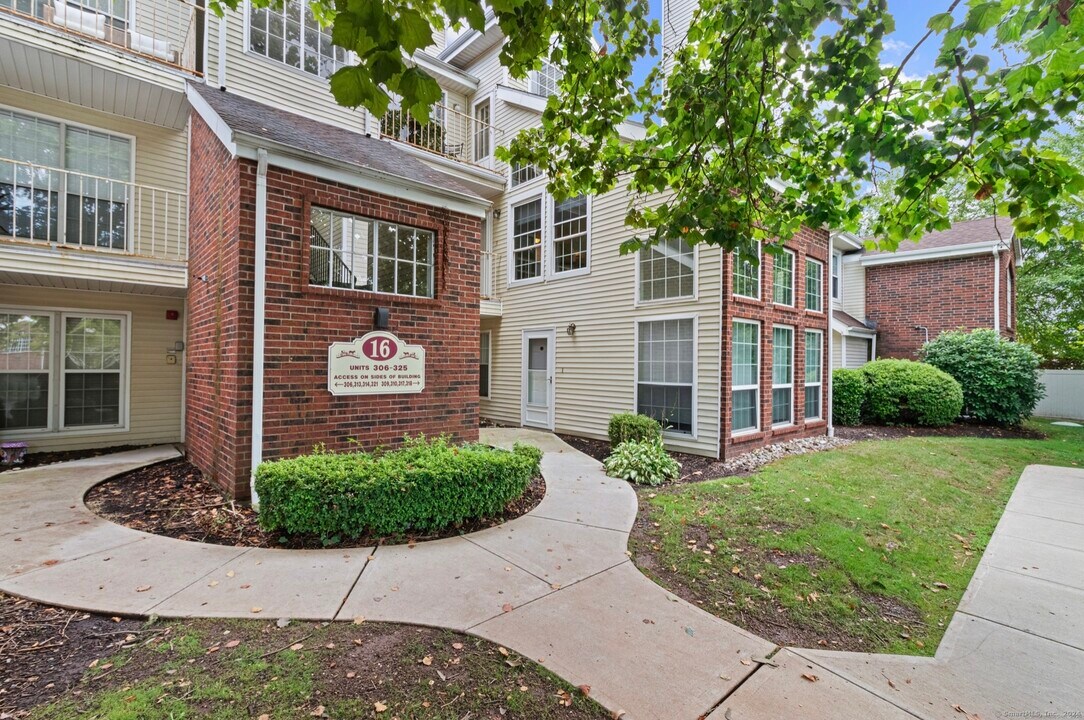 319 Carriage Crossing Ln in Middletown, CT - Building Photo