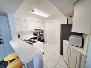 2642 Collins Ave, Unit 305 in Miami Beach, FL - Foto de edificio - Building Photo