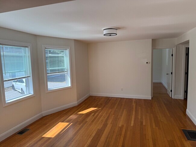 87 Floral St in Newton, MA - Building Photo - Building Photo