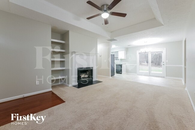 400 Lone Oak Dr in Senoia, GA - Foto de edificio - Building Photo