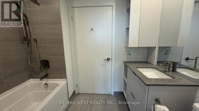 1 Fairview Rd E in Mississauga, ON - Building Photo - Building Photo