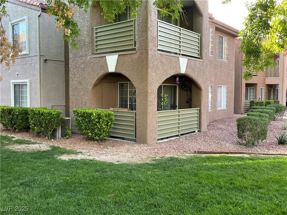2121 Sealion Dr in Las Vegas, NV - Building Photo
