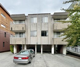 Classic Apartments in Seattle, WA - Building Photo - Building Photo