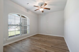 700 Lakeshore Village Dr in Slidell, LA - Building Photo - Building Photo