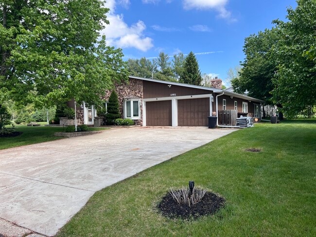 11401 W Grange Hall Rd in Brimfield, IL - Building Photo - Building Photo