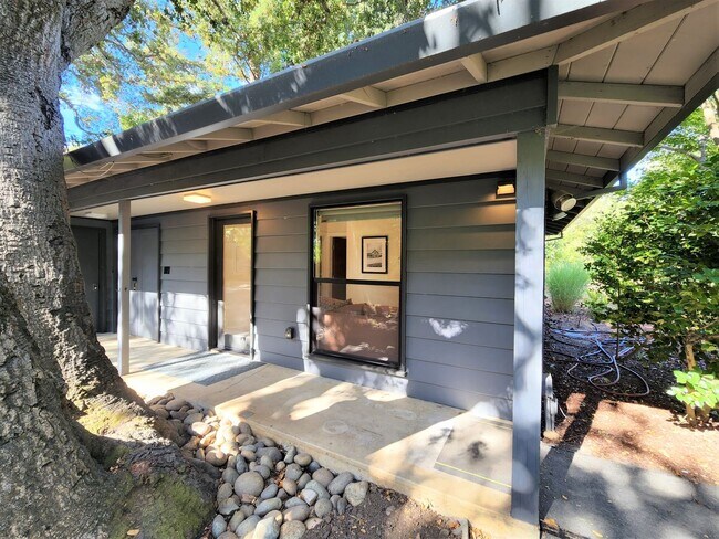 73 Parkwood Dr in Atherton, CA - Building Photo - Building Photo