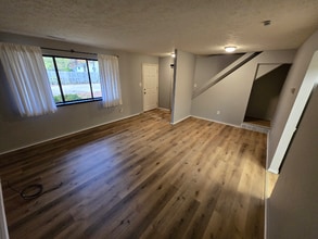 26640 Lake of the Falls Blvd in Olmsted Falls, OH - Foto de edificio - Building Photo