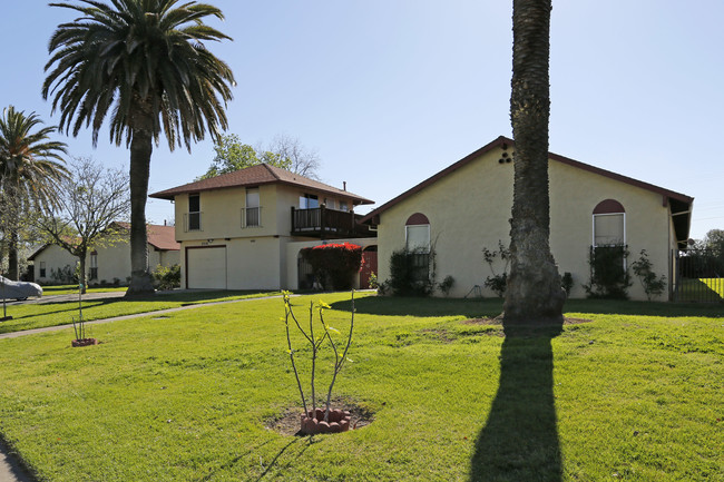 La Rosa Apartments in Sacramento, CA - Building Photo - Building Photo