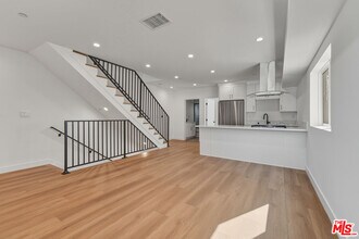 14165 Erwin St in Los Angeles, CA - Foto de edificio - Building Photo