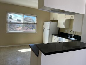 304 Bungalow Dr, Unit D in El Segundo, CA - Building Photo - Building Photo