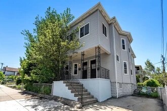 39 Medford St, Unit 2 in Medford, MA - Building Photo - Building Photo