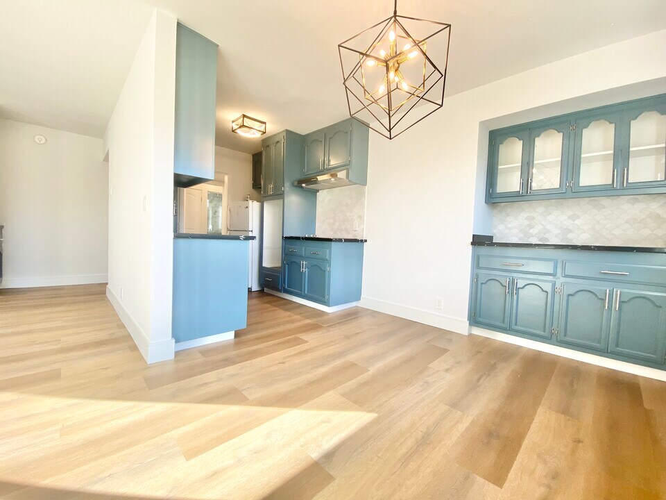 743 N Sweetzer Ave in Los Angeles, CA - Building Photo