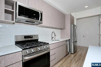 37 N Dean St in Englewood, NJ - Building Photo - Building Photo