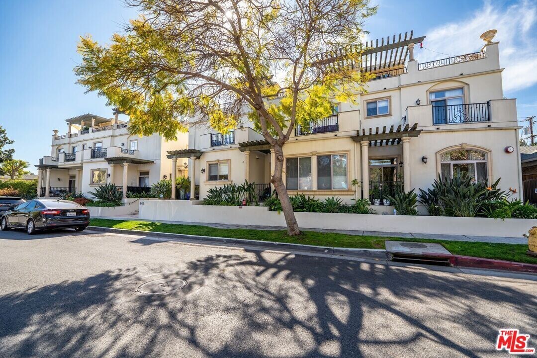 841 Westmount Dr in West Hollywood, CA - Building Photo